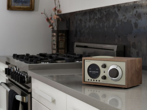 Радиоприемник с часами Tivoli Model One+ Бежевый/Орех [Classic Walnut] купить фото 5